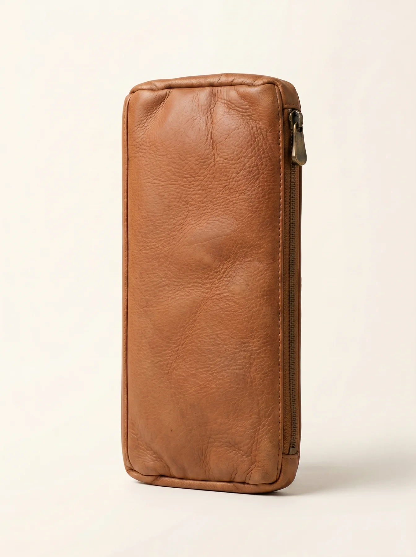 MORAES Everyday Golf Glove Case — editorial view