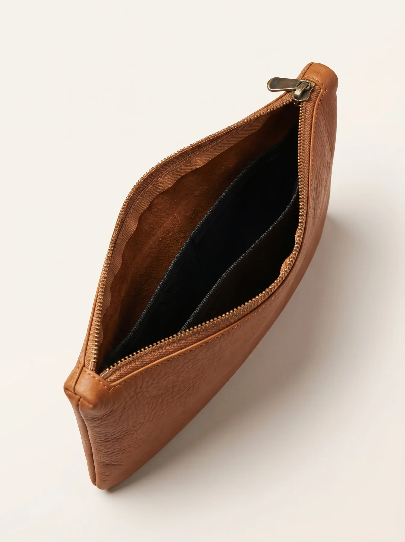 MORAES Everyday Golf Glove Case — zip and stitching detail